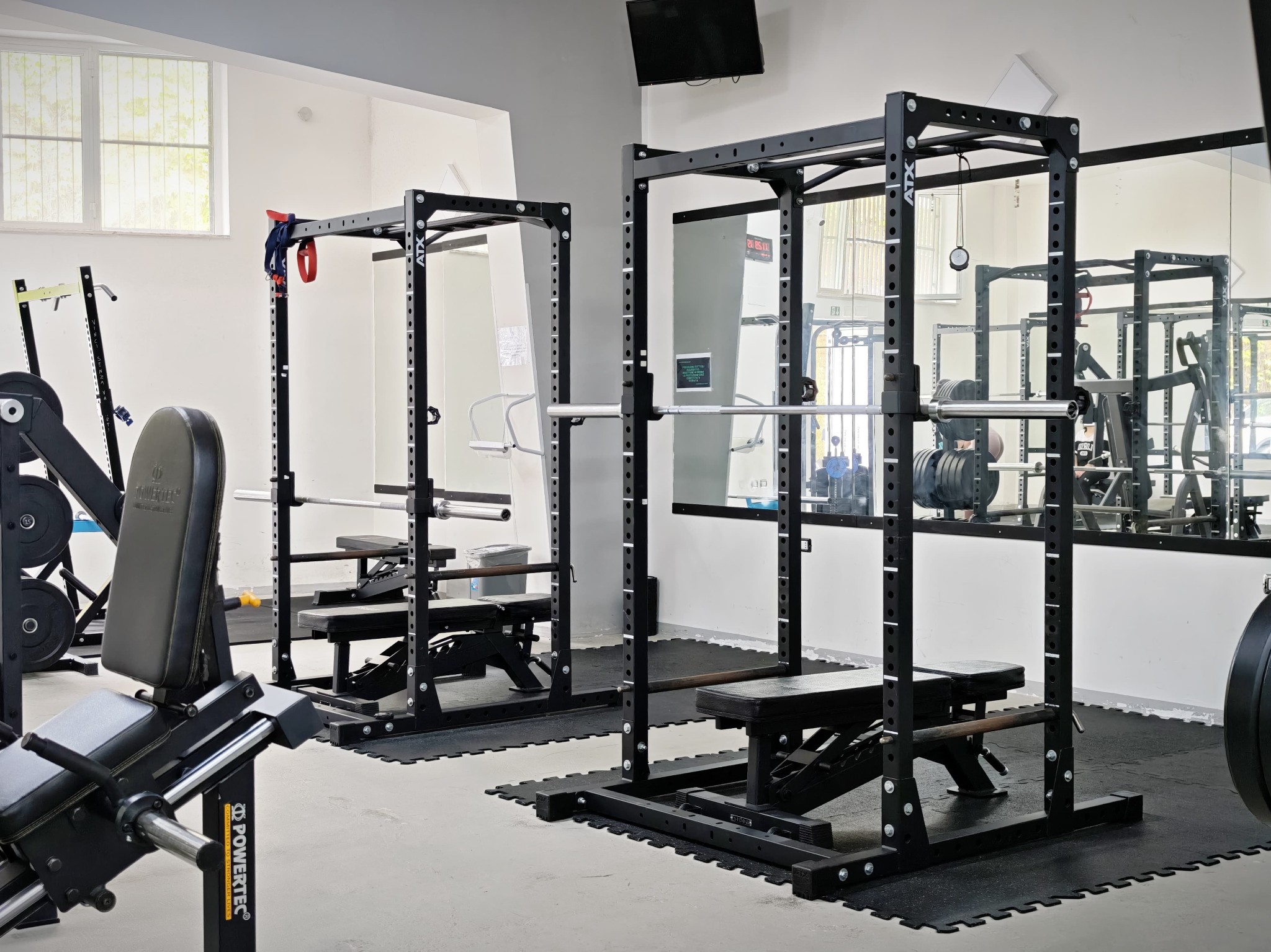 Interno palestra PowerCore - postazioni allenamento